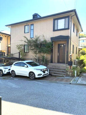 「リビング24帖」高知市潮見台二丁目　2階建　４SLDKの外観|車2台をとめられるカースペースつき。