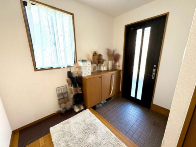 「リビング24帖」高知市潮見台二丁目　2階建　４SLDKの玄関|スッキリとした玄関でお客様をお迎えできます。