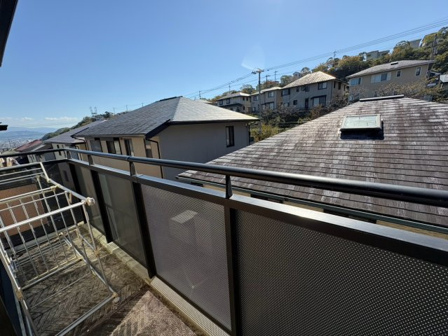 「リビング24帖」高知市潮見台二丁目　2階建　４SLDKのバルコニー|青空と遠くの街並みも見渡せます。