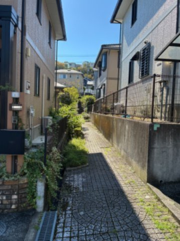 「リビング24帖」高知市潮見台二丁目　2階建　４SLDKの周辺|家のすぐ横にも歩道があります☆