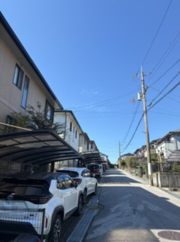 「リビング24帖」高知市潮見台二丁目　2階建　４SLDKの前面道路含む現地写真|前面道路も広々。