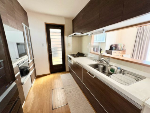 「リビング24帖」高知市潮見台二丁目　2階建　４SLDKのキッチン|勝手口もついた余裕のキッチンスペース。