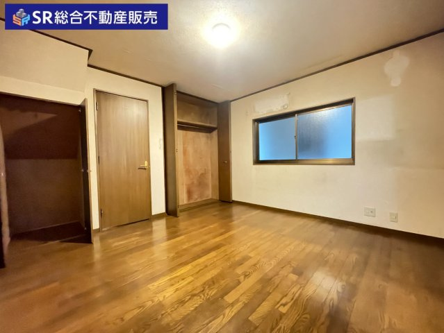 桜町中古テラスハウスの寝室|1F8帖洋室。落ち着いた雰囲気があり寝室にオススメです。