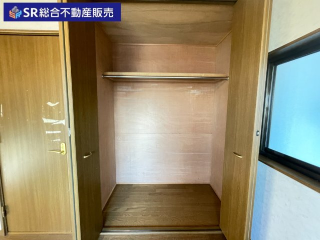 桜町中古テラスハウスの収納|3F6帖洋室収納。十分な収納スペースがあります