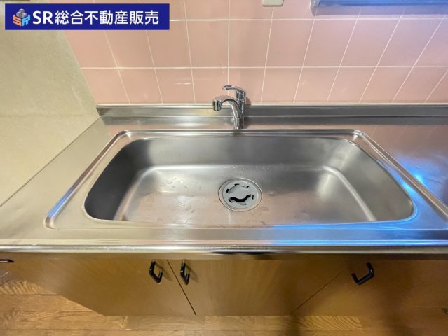 桜町中古テラスハウスのキッチン|シンク広めで使いやすいです！