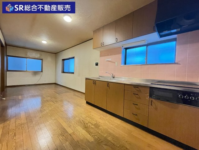 桜町中古テラスハウスの居間・リビング|弊社は、工務店と関係強化を徹底し、世界情勢やナフサショックの影響を受けずに材料確保を行い、納期も遅れることがございませんので、心配ご無用です！お気軽にご相談下さい。