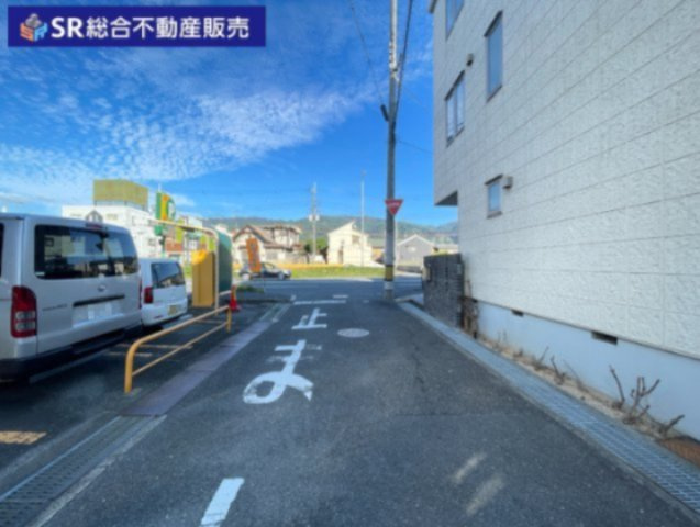 桜町中古テラスハウスの前面道路含む現地写真|外環すぐ！目の前コインパーキングあります！