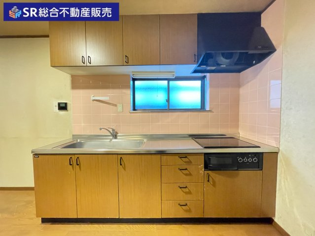桜町中古テラスハウスのキッチン|システムキッチンはIH3口コンロ、グリル付きでガスより安全にお料理でき、お掃除も楽です♪