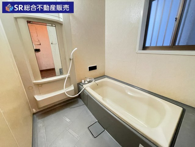 桜町中古テラスハウスの浴室|足を伸ばしてゆったりくつろげる浴室です！
