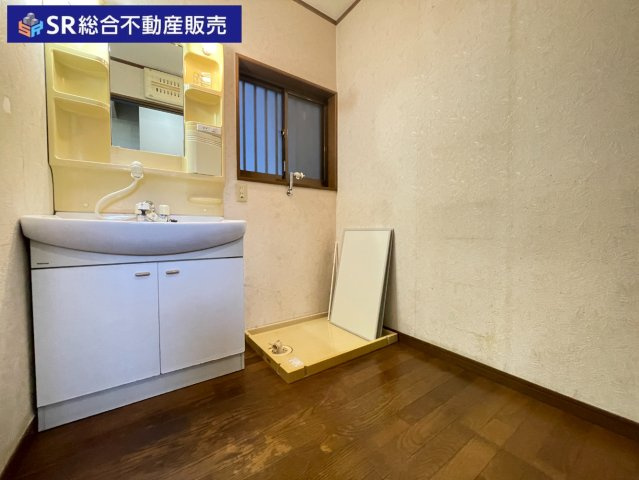 桜町中古テラスハウスの脱衣所|脱いだ衣服をそのまま洗濯機へ入れることができ、使いやすい脱衣場です！