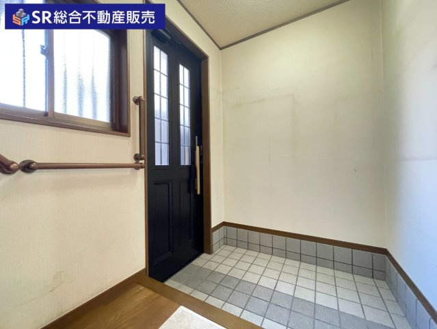 桜町中古テラスハウスの玄関|シューズボックスを置いても広く使えます！