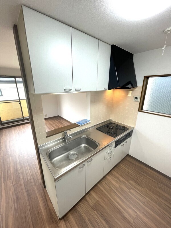 川崎市多摩区菅５丁目のアパートのキッチン