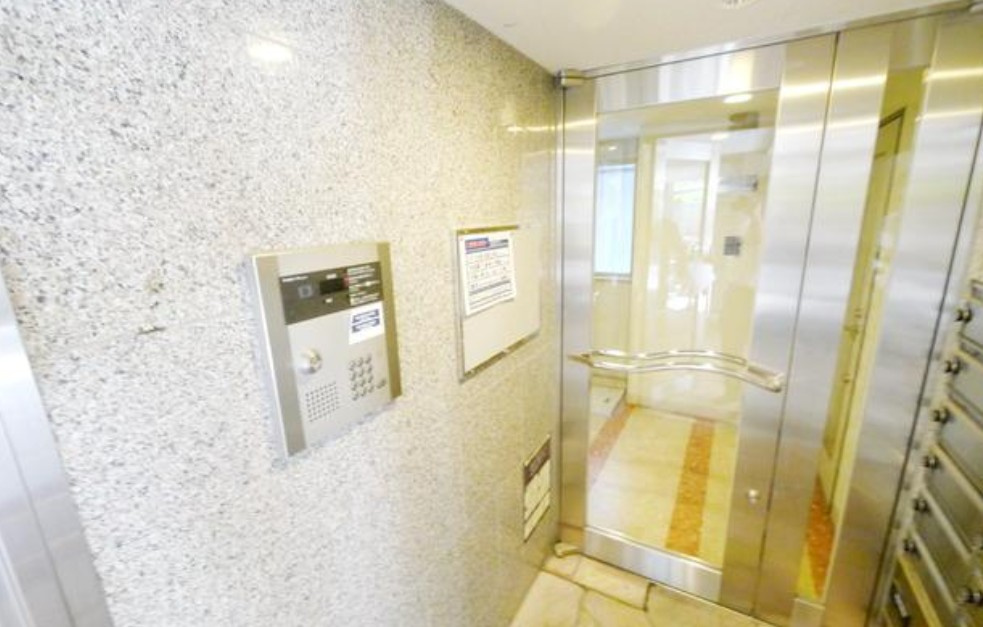 カスティーロ東十条のエントランス