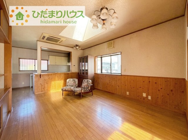 【居間・リビング】 | つくばみらい市陽光台２丁目　中古戸建 | 南向きのリビングではぽかぽかの日差しが感じられます☆彡