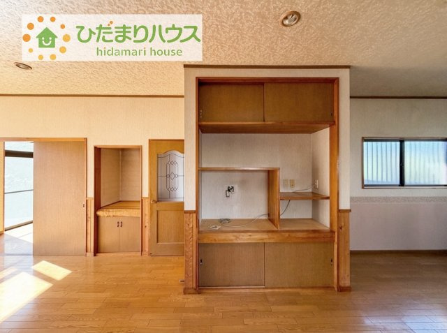 【収納】 | つくばみらい市陽光台２丁目　中古戸建 | 便利なリビング収納完備♪