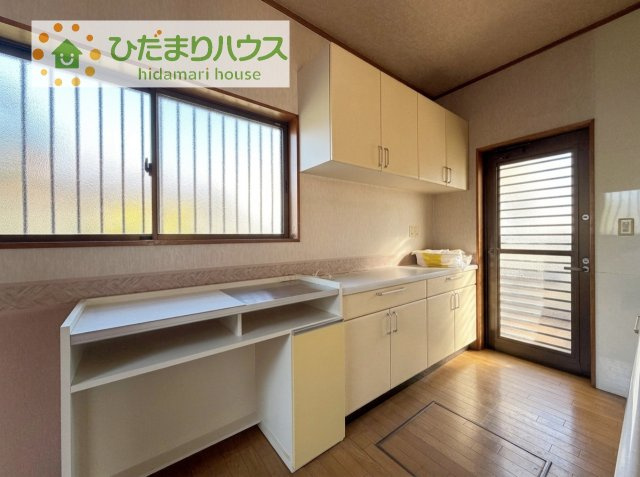 【キッチン】 | つくばみらい市陽光台２丁目　中古戸建 | 備え付け収納で、スッキリお片付け！