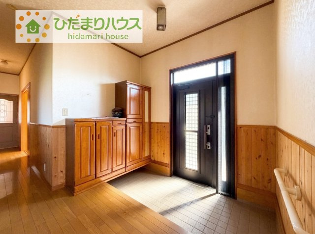 【玄関】 | つくばみらい市陽光台２丁目　中古戸建 | 毎日「行ってきます」「ただいま」をいう玄関は明るく光が差し込みます♪