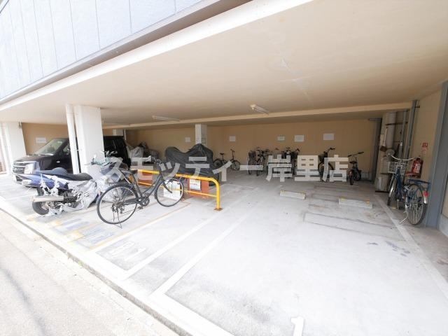 遠里小野４丁目ハイツの駐車場