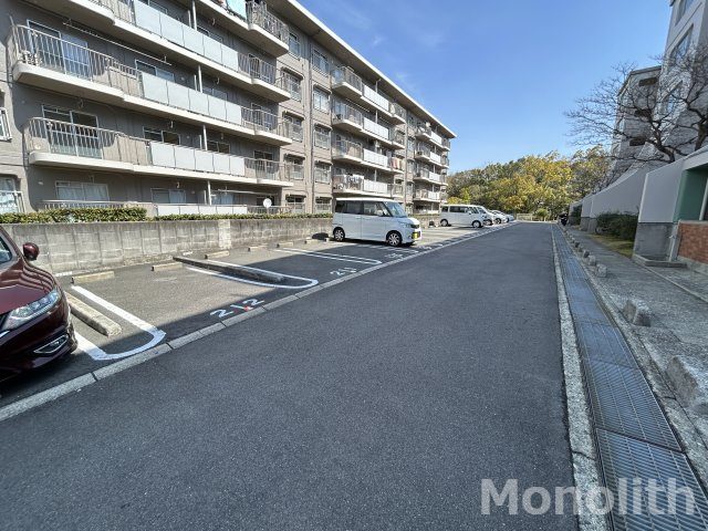 泉北城山台３丁16号棟の駐車場