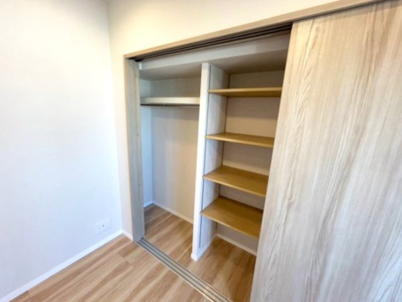 ミオカステーロ六町の収納|可動棚を備えた収納スペースで、荷物もすっきり整理。