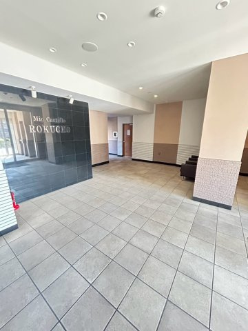 ミオカステーロ六町のエントランス|広々とした空間が、住まう人を上品に迎えるエントランス。