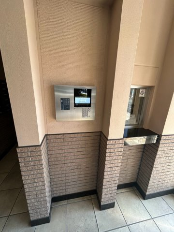 ミオカステーロ六町のエントランス|オートロック完備で、安心感のあるマンションライフ。