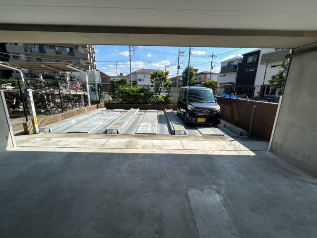 ミオカステーロ六町の駐車場|敷地内に駐車場を完備。愛車との快適なカーライフをサポート。