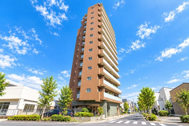 ミオカステーロ六町の外観|青空に映えるシャープなフォルム。街並みに存在感を放つ、洗練された佇まい。