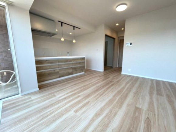 ミオカステーロ六町の居間・リビング|落ち着いた色調の内装と、すっきりとした空間設計が魅力。自分らしいインテリアを楽しめるLDKです。
