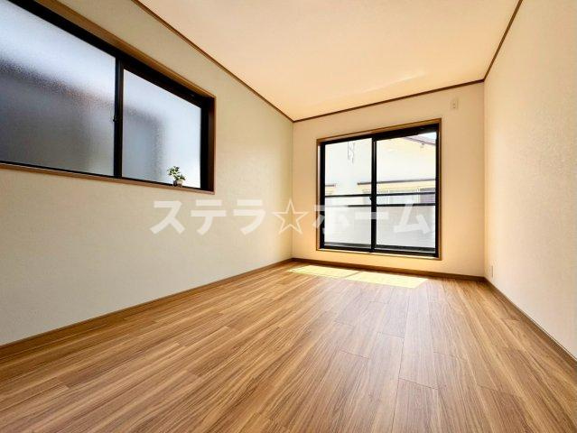 箕面市西小路3 中古戸建の洋室|明るい洋室です