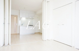 【居間・リビング】 | ＲＡＦＦＩＮＥ　ＴＥＲＲＡＣＥ | 洋室のお部屋です。