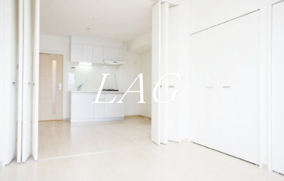 【居間・リビング】 | ＲＡＦＦＩＮＥ　ＴＥＲＲＡＣＥ | 洋室のお部屋です。