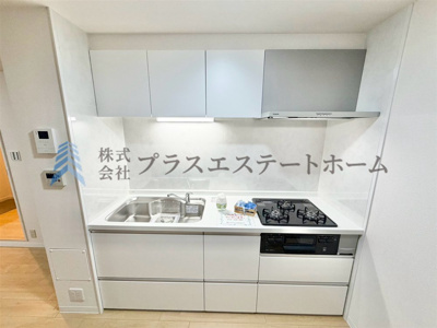 【キッチン】 | プリオーレ神戸 | キッチン天板は白、収納扉も白をセレクトし、優しい雰囲気を醸し出しています。