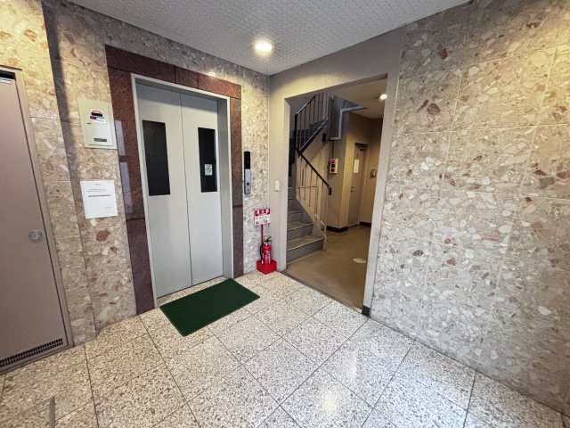 大手通りビルのエントランス