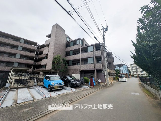 レーベンハイム久米川の外観|【Elegant Exterior】◆落ち着きのある外観◆
街並みに調和する佇まいが印象的なマンション。総戸数63戸、RC造5階建の住まいです。