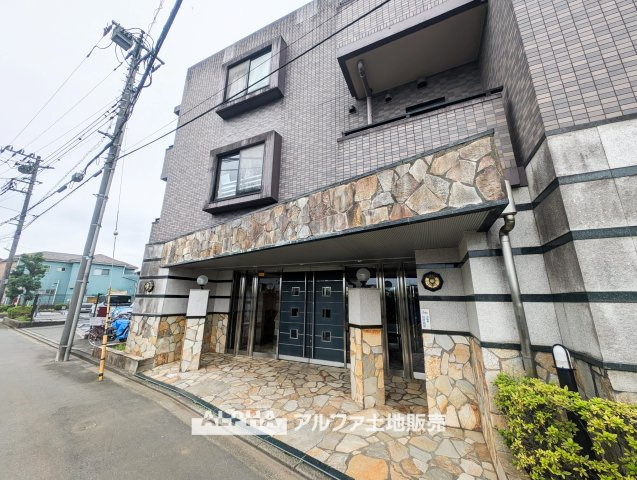 レーベンハイム久米川の外観|【Welcome Home】◆毎日帰りたくなる場所◆
住まいの第一印象を彩るマンション外観。落ち着いた建物の佇まいが、日々の暮らしを迎えてくれます。