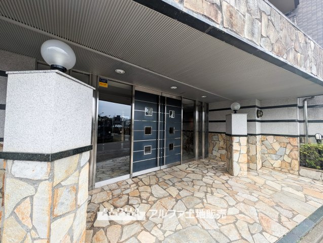 レーベンハイム久米川の外観|【Welcome Entrance】◆住まいの顔となる空間◆
毎日の行き帰りに利用するエントランス。オートロックを備え、住まう方の暮らしに配慮されたマンションです。