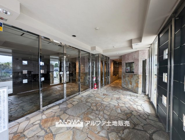 レーベンハイム久米川のエントランス|【Secure Entrance】◆安心感につながる設備◆
オートロック付きのエントランス。不審者の立ち入りを抑制し、日々の暮らしを見守る設備のひとつです。