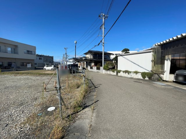 【建築条件付き売地】　会津若松市亀賀一丁目　一箕小・一箕中の前面道路含む現地写真|前面道路　東側幅員5.9ｍ