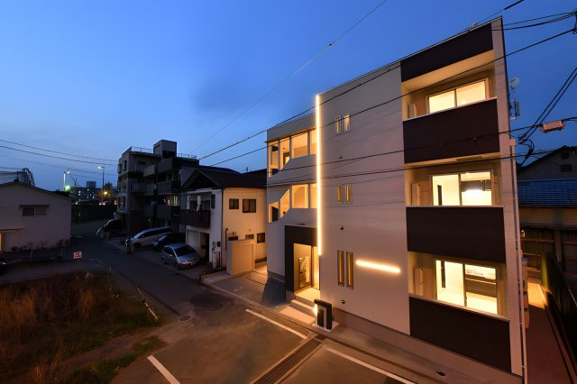 REGALEST 千田町の外観|夜はライトアップされる外観