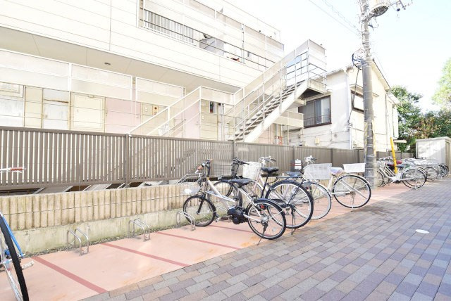 【駐輪場】 | 中野本町ローヤルコーポ | 駐輪場スペース。空きの有無などは、個別にお問合せください。～即日のご見学可能～　お問合せはお気軽に。