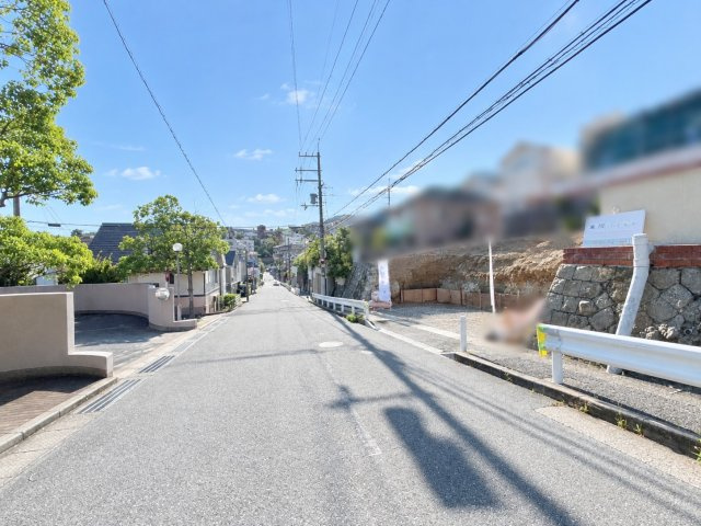 朝日ヶ丘町 売土地 西区画の前面道路含む現地写真