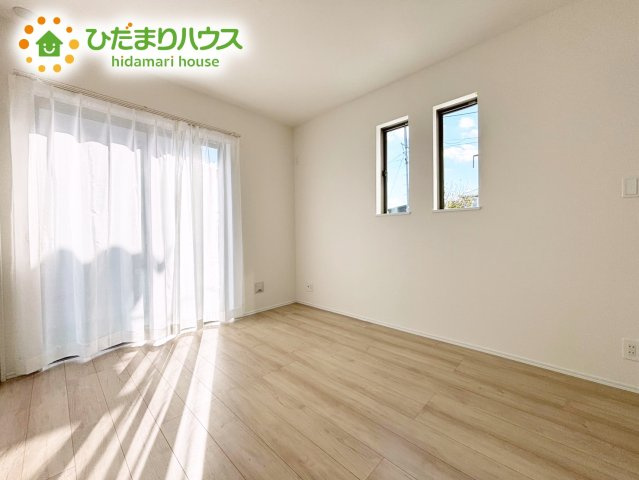 【洋室】 | 水戸市千波町420番　新築戸建　A号棟　 | リビングと隣り合わせにあるお部屋！扉を閉めれば、来客用の部屋として使えます♪