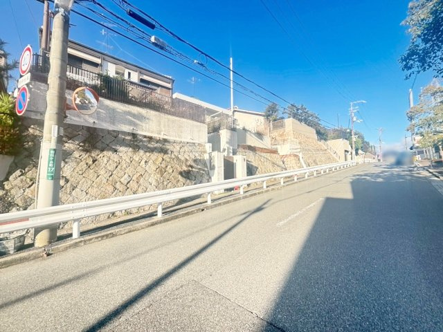 朝日ヶ丘町 売土地の前面道路含む現地写真