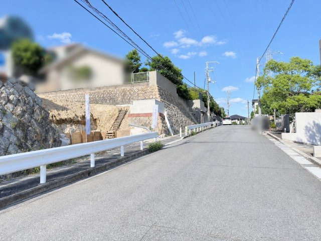 朝日ヶ丘町 売土地の前面道路含む現地写真