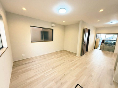 【居間・リビング】 | 中安井町３丁　中古戸建 | 【２WAY利用可能】南海高野線「堺東」駅まで徒歩約１３分・阪堺電気軌道阪堺線「宿院」駅まで徒歩約１３分！毎日の通勤・通学に便利ですね♪