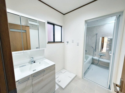 【独立洗面台】 | 中安井町３丁　中古戸建 | 身だしなみを整えるのに重宝するシャワー付きの洗面台です♪洗面台に収納もあるため、整頓しやすいですね！