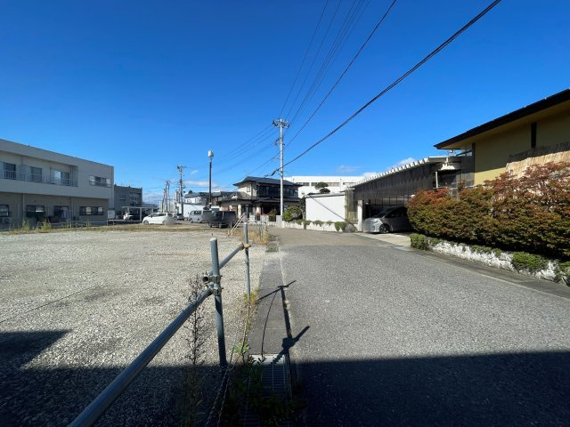 【建築条件付き売地】　会津若松市亀賀一丁目　一箕小・一箕中の前面道路含む現地写真|前面道路　東側幅員5.9ｍ