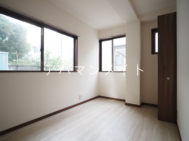 【寝室】 | ピアパレス | 落ち着いた色調の寝室です