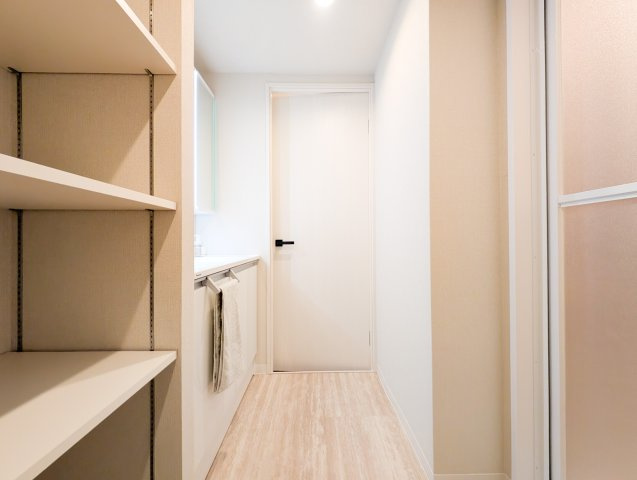 ダイアパレス青梅新町の独立洗面台|【Powder Room】◆朝の準備を快適に◆
鏡や収納を備えた独立洗面化粧台。洗顔や歯磨き、身支度など、毎日の生活を支えるスペースです。